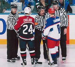 De ijshockeyspelregels in een notendop Scheidsrechters zijn er om een wedstrijd volgens de regels te laten spelen. Het maakt de scheidsrechter daarbij niet uit wie er wint: hij of zij is objectief.