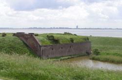 KvK011/09 Fort Ellewoutsdijk (Zeeland) [Comcoast facts] Voor het dorp Ellewoutsdijk liggen twee zeedijken met daar tussenin het fort Ellewoutsdijk.