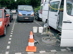 Een mogelijk verband tussen de straatsteensoort (en de bijbehorende waterdoorlatendheid) en de waargenomen onkruidgroei op de verharding is in een latere fase verder onderzocht.