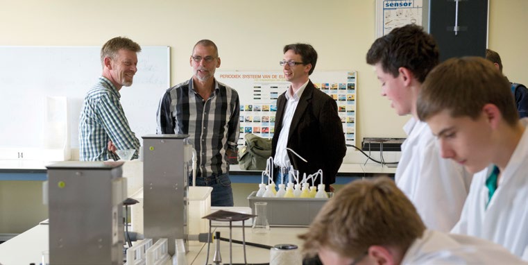 Wijnand Blankestijn, afdelingsleider havo bovenbouw & Ab van der Roest, docent wiskunde & Govertjan de With, docent natuurkunde Alles wat je aandacht geeft, groeit Talentontwikkeling op de havo van