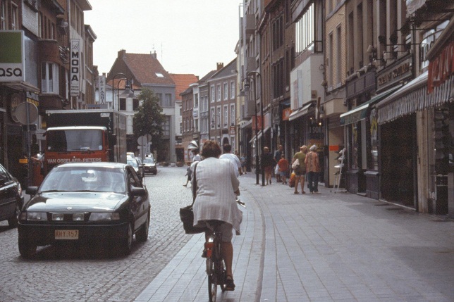 4.2.4.1 Accentuering fietssuggestiestroken Vaak worden suggestiestroken aangelegd in hetzelfde materiaal en legverband als de centrale rijloper, maar in een afwijkende kleur.