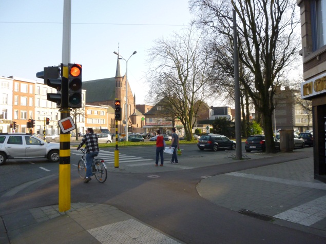 Via infrastructurele aanpassingen Het fietspad wordt omgeleid zodat het rechts van het verkeerslicht gelegen is.