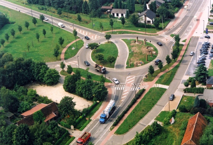 fietsverkeer: kan de capaciteit van de rotonde beïnvloeden. Foto 4.56 Rotonde in verblijfsgebied met gemengd verkeer Schoten Foto 4.