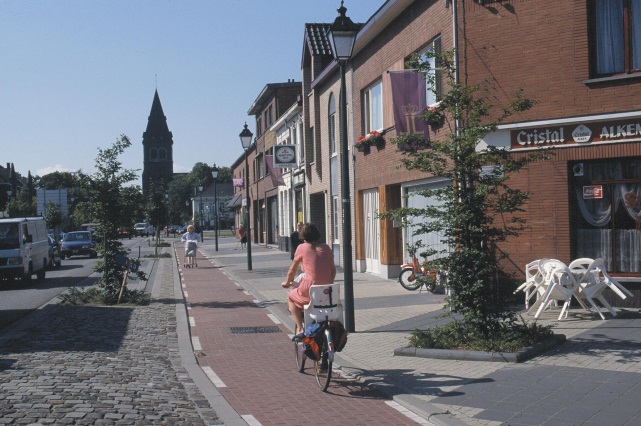 Foto 4.3 Vrijliggend fietspad met veiligheidsmarge ten opzichte van de parkeerstrook Leopoldsburg Foto 4.
