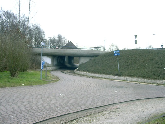 Foto 4.67 Fietstunnel Hasselt 4.7.10 Andere aandachtspunten Een verzorgde afwatering (b.v. om plassen of het ophopen van vuil te voorkomen).