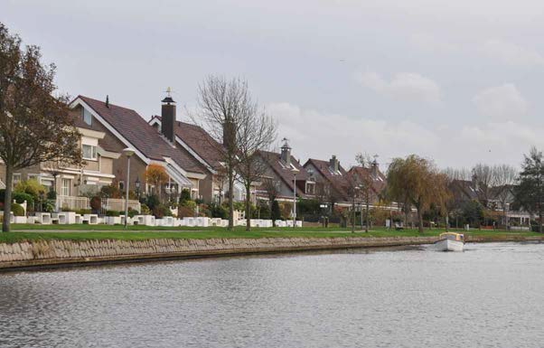 4.8 rijnsburgse oevers Huidige situatie Dit deelgebied omvat de oevers van de Rijnsburgse wijken langs het Additioneel Kanaal. Hier is in de huidige situatie sprake van gedifferentieerde woonvormen.