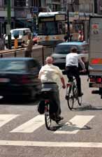 Liever met de fiets naar het werk? Enkele vooroordelen op een rijtje Veel te gevaarlijk op de fiets... Het is inderdaad niet altijd een pretje om tussen het drukke autoverkeer te fietsen.