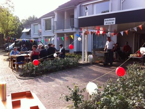 Twee jonge accordeonisten zorgden voor gezellige meezingmuziek, het terras zat vol. Twintig liter koffie is er geschonken en dan nog de nodige thee, appelsap en jus d orange.