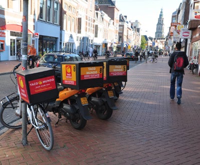 Nederland: winkels, horeca, kantoren en andere bedrijfsmatige activiteiten zoals apothekers en zorginstellingen. Dit betreft business-to-business (BB) leveringen.