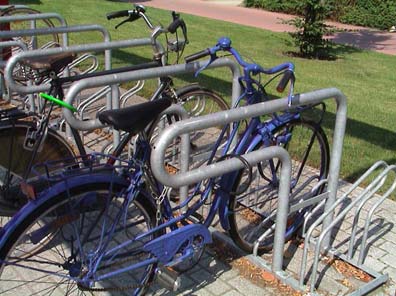 Bij aanbindsystemen kunnen het voorwiel én het frame van de fiets met een slot worden bevestigd. Dit kan als degelijk systeem beschouwd worden.