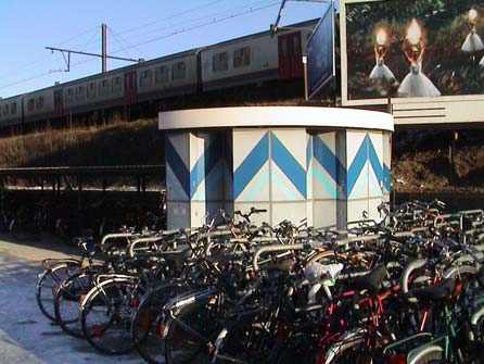Foto 4.72 Voorbeeld van fietskluis Berchem Station 4.9.5.2 Fietsenstalling Een fietsenstalling is een afgebakende ruimte die bestemd is voor het plaatsen van fietsen.