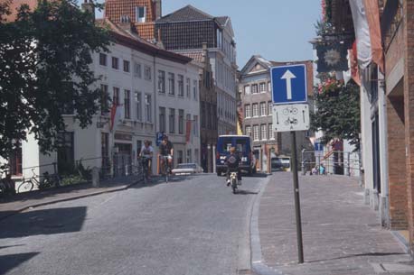Foto 4.83 Eenrichtingsstraat voor auto met tweerichtingsfietsverkeer - Brugge 4.13.