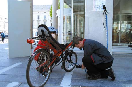 Hierdoor kan men (sterke) vermindering van zwerfvuil langs het fietspad verwachten. Er dient op gelet te worden dat deze blikvanger regelmatig geledigd worden.
