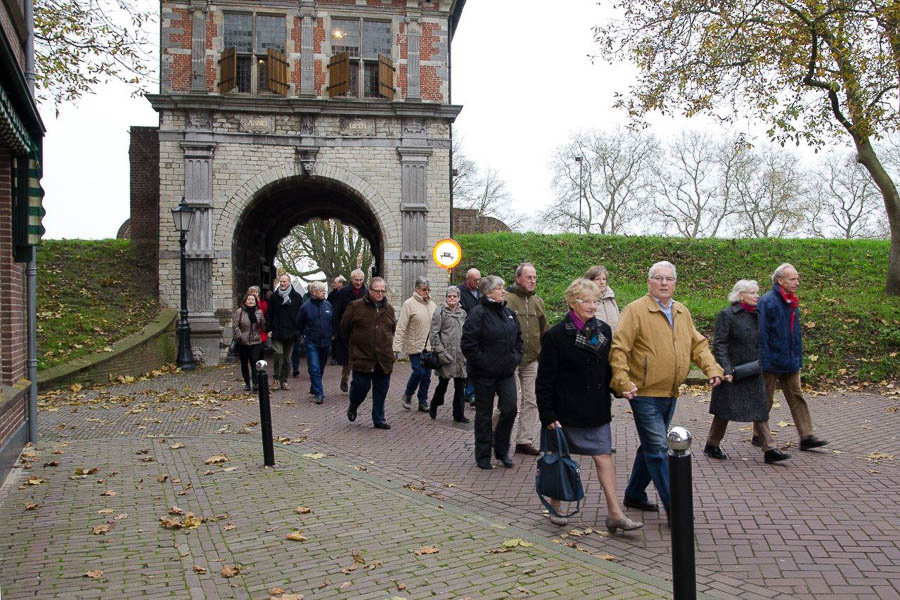 Gevaren werd er richting Schoonhoven en met een snelheid van tussen de 5 en 6 knopen (er hing een elektronische zeekaart) kon zo ook de lunch nog aan boord worden gebruikt.