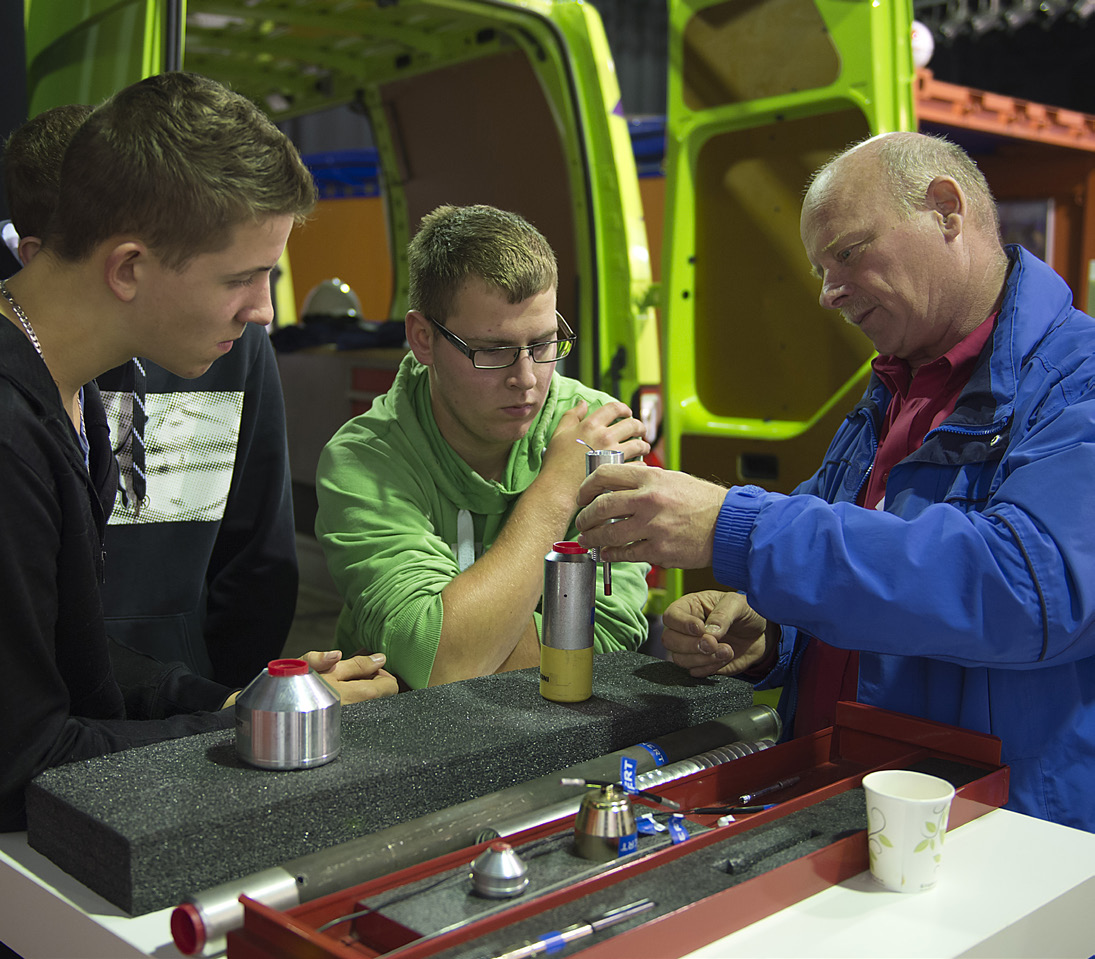 Bijlage 1 Aantal vestigingen en werkzame personen per sector en in industrie Stedelijk netwerk Emmen, Coevorden, Hardenberg, Hoogeveen Per 1 april 2013 Bron: Provinciaal werkgelegenheidsregister