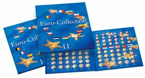 Euromunten 21 NUMIS Euro muntenalbums Compleet album in blauwe 4-ringsband in kunststof met 6 etuis (zie pag 31) voor 18 complete Euro-sets en met witte tussenbladen.