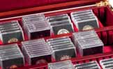 Voorzien van een praktische en onopvallende magneetsluiting. Het deksel voorzien van glas biedt een optimaal zicht op uw prachtige munten collectie. Buitenformaat: 343 x 48 x 265 mm. art.nr.