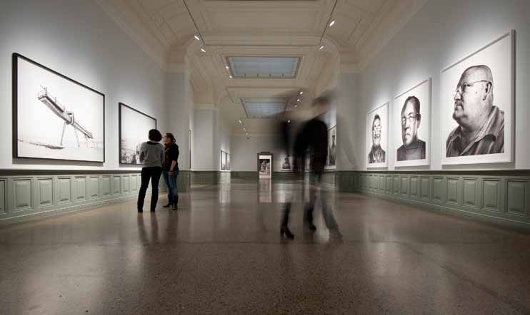 De correcte armaturenindeling licht de kunstwerken gelijkmatig uit en vermijdt dat de toe - schouwer het schilderij overschaduwt.