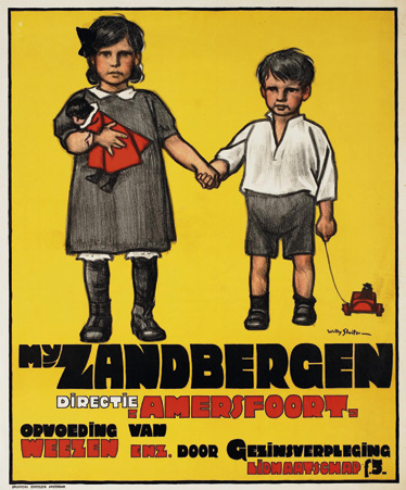 Affiche Zandbergen uit 1915. De Maatschappij, later bekend als (Opvoedingsmaatschappij) Zandbergen, wilde wezen onderbrengen bij geselecteerde gezinnen waarop ook toezicht werd gehouden.