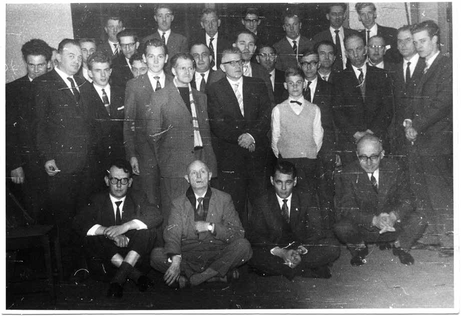 Utrecht 31 mei 1962 Op deze foto van ruim een halve eeuw geleden staan vele bekende dammers/problemisten. Zoekt en vindt bijvoorbeeld de nog jonge Leen de Rooij, Anton Schotanus en Jaap Bus.