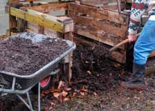 Bak 1 is nu terug klaar voor vers tuin- en keukenmateriaal. Op deze wijze krijgt elke hoeveelheid materiaal tijdens het composteringsproces voldoende omzetbeurten.