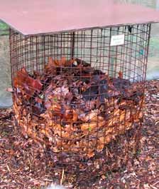 Tegen de tijd dat dit karton zelf verteerd is, is ook de compost aan omzetten toe. U kunt de draadcontainer ook als bladmand gebruiken.