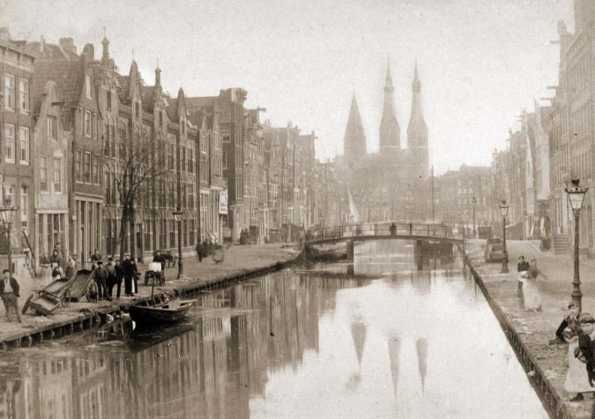 Dit stukje Lindengracht haalde de wereldpers, omdat het de coulisse vormde voor het verboden palingtrekken en het Palingoproer in 1886.