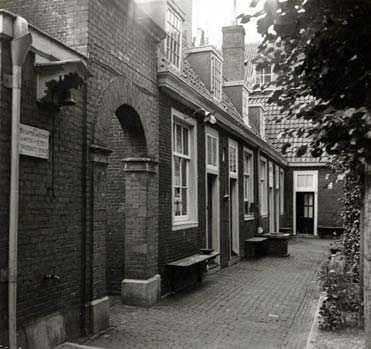 Om de hoek aan de Lijnbaansgracht tussen 159 en 160 de Joppegang. Aan de Elandstraat (nz) (buurt FF, wijk 37, kaart pag. 68) tussen de nrs.