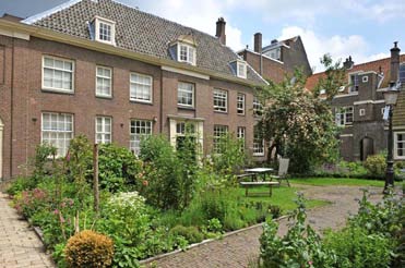 Hij liet in de regentenkamer de portretten van zijn voorvaren ophangen. Hij was het ook die tussen 1699 en 1702 een nieuwe oostelijke vleugel liet bouwen, waarmee het hofje flink uitgebreid was.