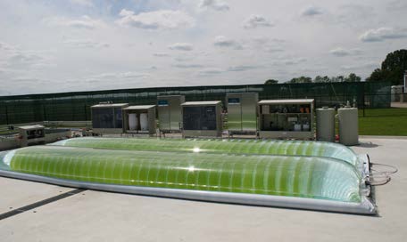 Systeem van plaatreactoren ingesloten in een grote waterzak. Ontwerp is van het Belgische bedrijf Proviron en deze emonstratiereactor staat bij AlgaePARC, Wageningen UR.