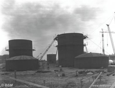 Bouw van de ACN fabriek in Sittard-Geleen 1968 In 1989 was DSM niet langer een staatsbedrijf, maar werd het een beursgenoteerde onderneming in 1996 verkocht de Staat haar laatste aandelen DSM.