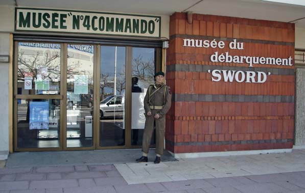 Ouistreham 33 Britse en Canadese strijdkrachten MUSÉE N 4 COMMANDO Ouistreham 15 maart t/m 2 november: 10.30-13 en 13.30-18.30 uur, dagelijks Gesloten: januari, februari, november, december Zie blz.