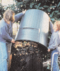 Hoe ga je te werk? Schud even aan de romp van het vat zodat hij los komt van de inhoud. Trek het conische vat moeiteloos over de compost naar omhoog en zet het opzij.