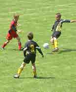 5. WEDSTRIJD-en TUSSENvormen 5. WEDSTRIJD- en TUSSENvormen Inleiding STRAATVOETBAL was en is de belangrijkste natuurlijke opleidingsvorm.