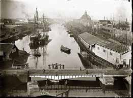 Dezelfde brug werd daarna, door aanpassing van de landhoofden, verhoogd. De foto is van Jacob Olie, gemaakt in 1896 vanaf molen de Gooyer, (zie p.17). C.