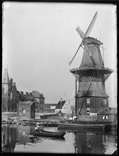 Dat was een reeds bestaande standerdmolen, die ooit aan de Heiligeweg, buiten de Tweede Uitleg stond.