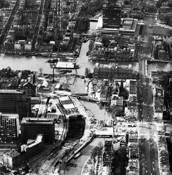 Na de afschaffing van de stedelijke accijnzen werd in 1870 het eerste wachthuisje afgebroken en in 1874 het tweede. De brug is diverse keren verbreed, 1857, 1903 en 1921.