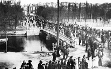 afgebroken en vervangen door een riool-pomphuis) brug verhuisd naar de brug naar het Leidseplein.
