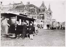 doet). Van het Leidsebosje vertrok de eerste autobusdient (1922-Watergraafsmeer). Opvallend buiten de Singelgracht: Leidsche bosch (Leidsebosje, Koepelkerk) O.