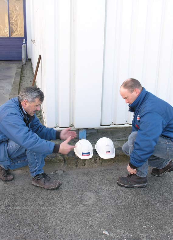 Veiligheid Hoofdstuk 9 Veiligheid Om de veiligheid op de bouw te verhogen, zet Calduran Kalkzandsteen de belangrijkste veiligheidsregels voor de verwerking van kalkzandsteen op een rijtje.