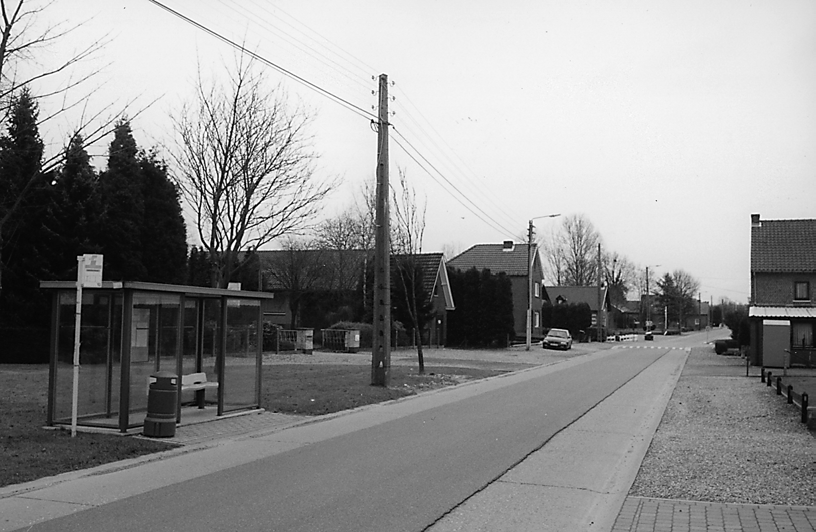 Categorisering van lokale wegen mei 2004 - Page 17 - Foto 3: Voorbeeld lokale weg II (gebiedsontsluitingsweg): buurtontsluitingsweg in een wijk. Rijbaan 5 m. Gemengd verkeer met fietssuggestiestroken.