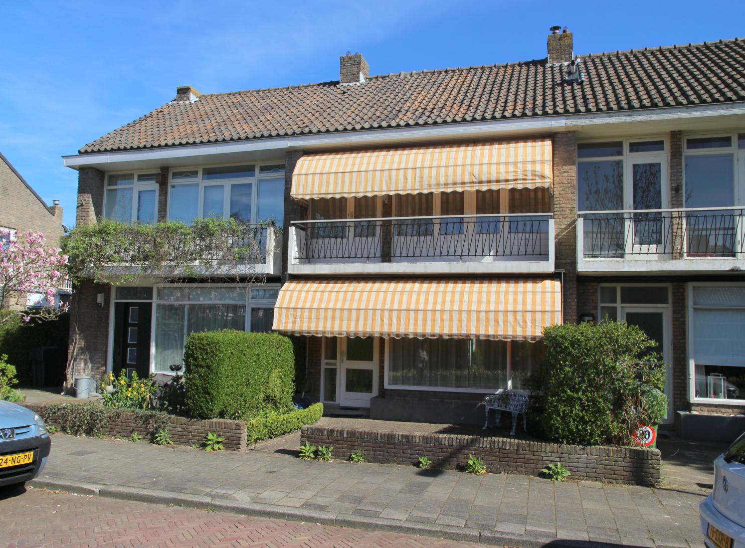 Juliana van Stolberglaan 60 Voorschoten Vraagprijs: 394.000 k.k. TE KOOP Sfeervolle uitgebouwde gezinswoning aan mooie laan in de populaire Oranjewijk.