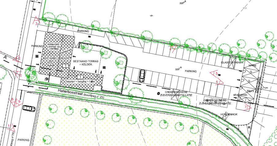 Het perceel is nagenoeg volledig verhard met uitzondering van de zuidelijke strook in aansluiting met de Hallerbosstraat.