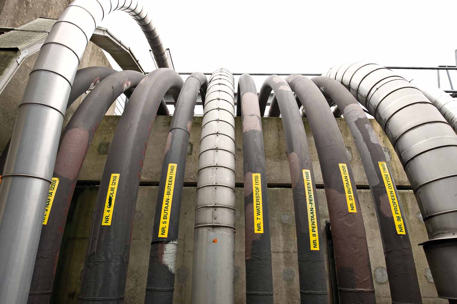 De ruimte in Nederland was te beperkt en te kostbaar, het landschap en de bestaande infrastructuur vormden teveel obstakels (zo waren er meerdere waterwegen die het traject doorkruisten) en een