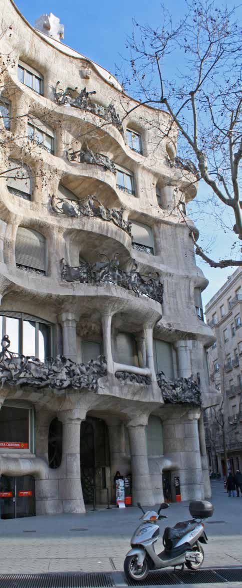 De architectuur van het complex is enigszins geïnspireerd op het werk van de beroemde Spaanse architect Gaudi, wat terug te vinden is in de golvende lijnen van de terrassen.