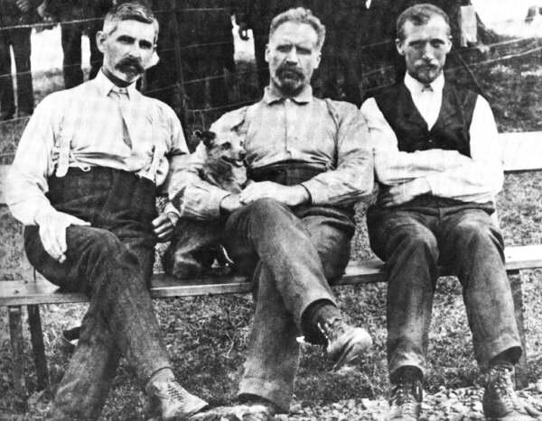 (van links naar rechts) William Gill (aangewezen oudste broeder in Groot-Britannië), William Irvine en George