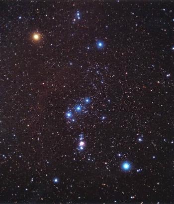 In Figuur zie je het sterrenbeeld Orion. Linksboven zie je Betelgeuze, een rode koele ster. Rechtsonder zie je Rigel, een blauwe hete ster.