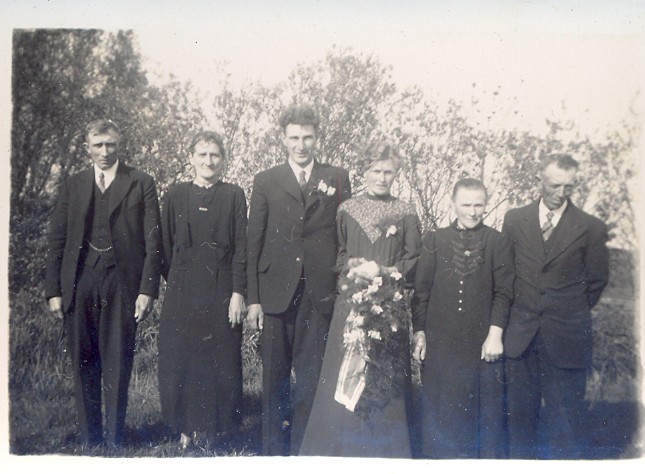 Figuur 16: Het gezin Jacob Peenstra met dochter Wipkje en zoon Gooitzen Jacob Peenstra en Anna trouwden in 1911 en zijn pas in 1918 op Sitebuorren gaan wonen.