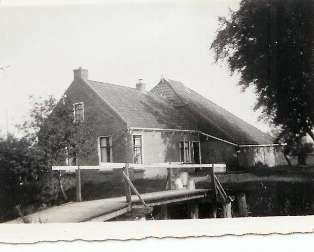 Figuur 18: Geboortehuis Dora Elzinga te Spitsendijk bij Heerrenveen Jan Elzinga en zijn vrouw Aaltje Postma woonden in Spitsendijk, een gehucht ten noorden van Heerenveen.