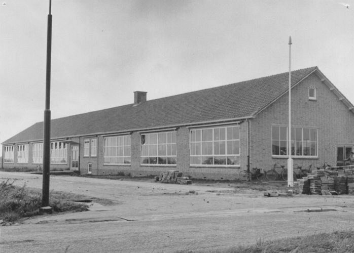 Figuur 45: Carel van Roordaschool - ulo aan de Stationsweg, gebouwd in 1955, afgebroken in 2005 Na de ulo moest ik of gaan werken of een vervolgopleiding volgen.